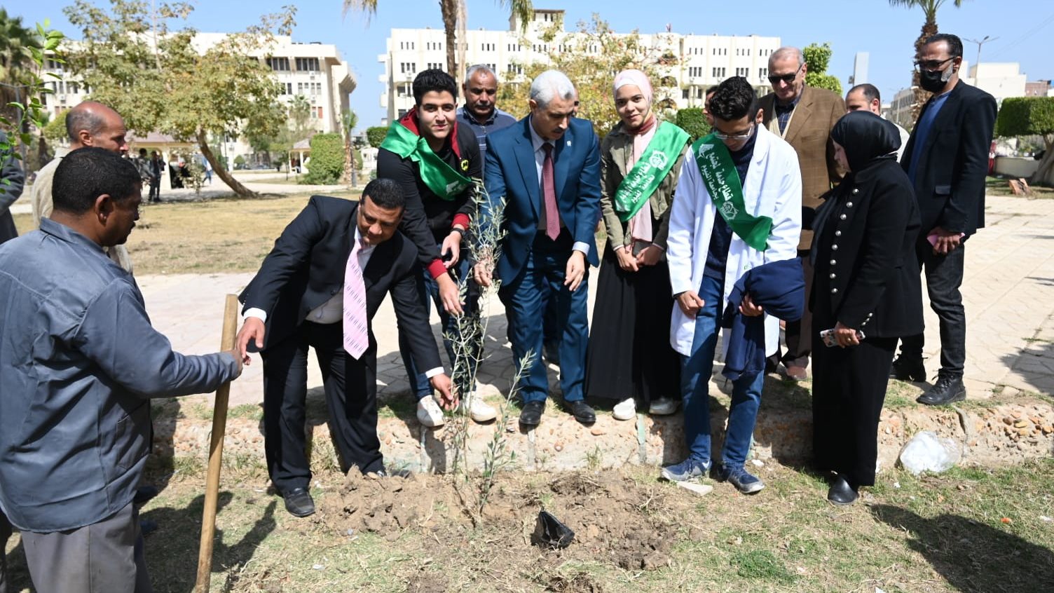 رئيس جامعة الفيوم أثناء غرس الاشجار بالجامعة