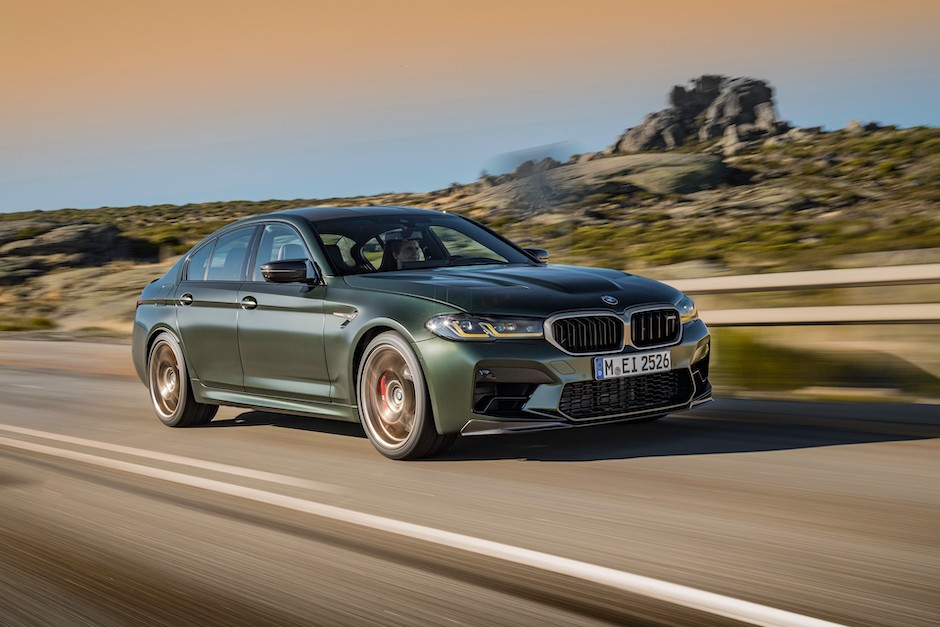 هل تستطيع فيراري 812 التغلب على BMW M5 CS في سباق تسارع