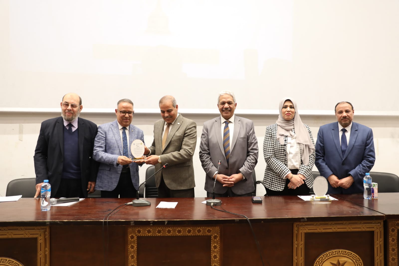 عميد كلية الهندسة أثناء التكريم من رئيس جامعة الازهر