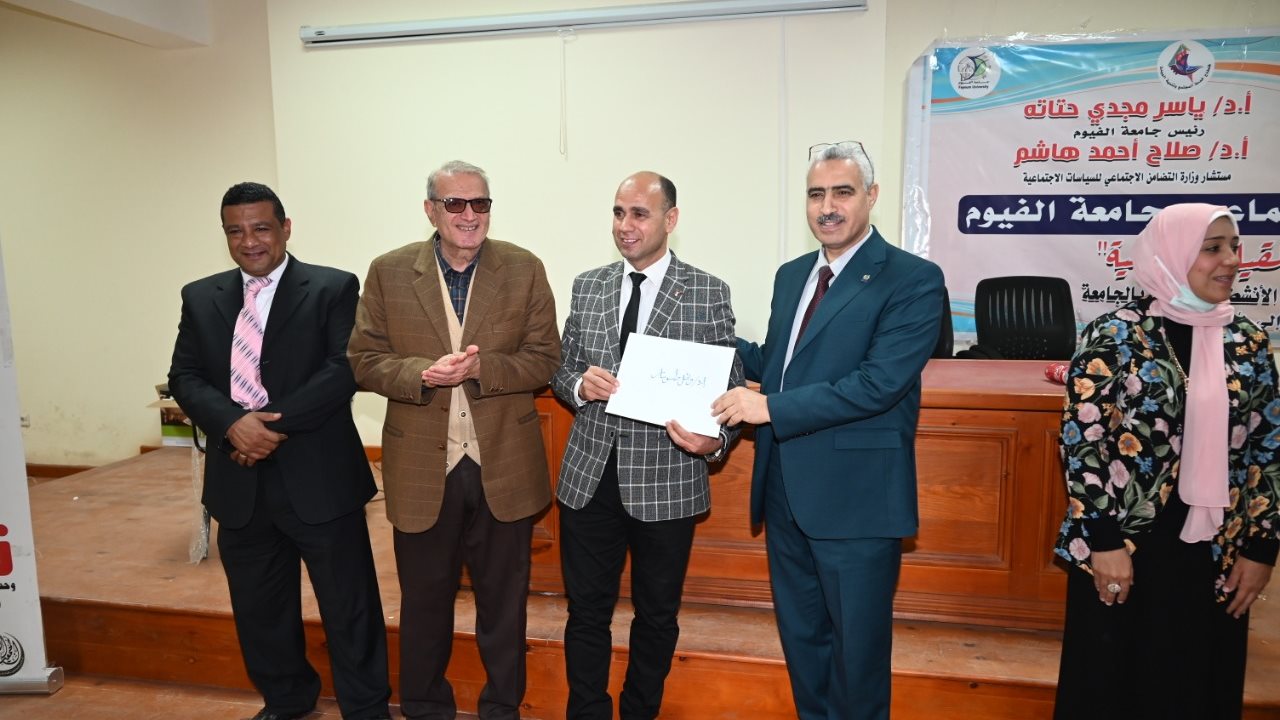 رئيس جامعة الفيوم أثناء الجولة رئيس جامعة الفيوم أثناء الجولة