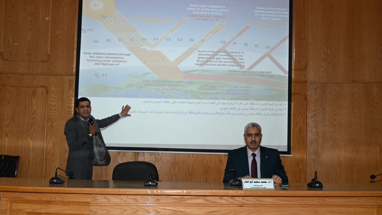 نائب رئيس جامعة الفيوم أثناء اللقاء