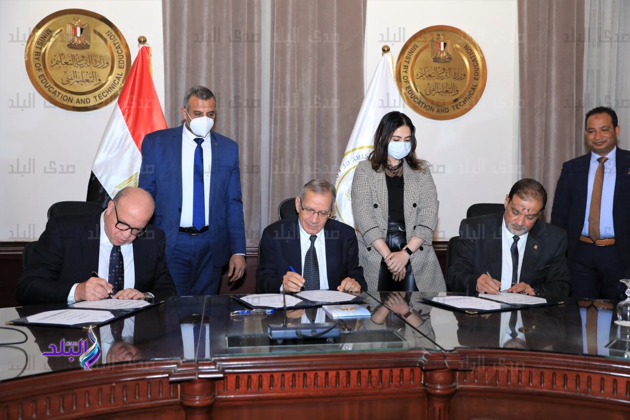 اثناء توقيع البروتوكول