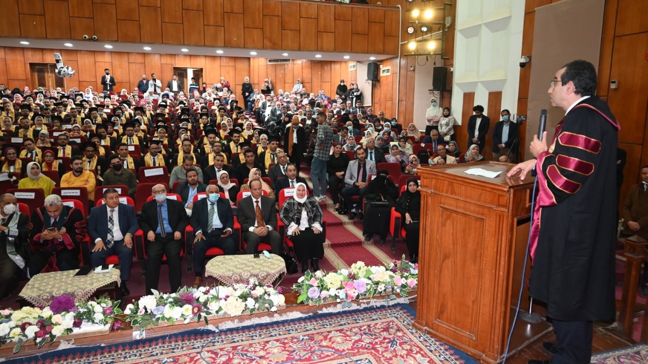 رئيس جامعة الفيوم أثناء الاحتفالية