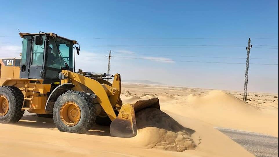 رفع الكثبان الرملية من علي الطرق بسيناء
