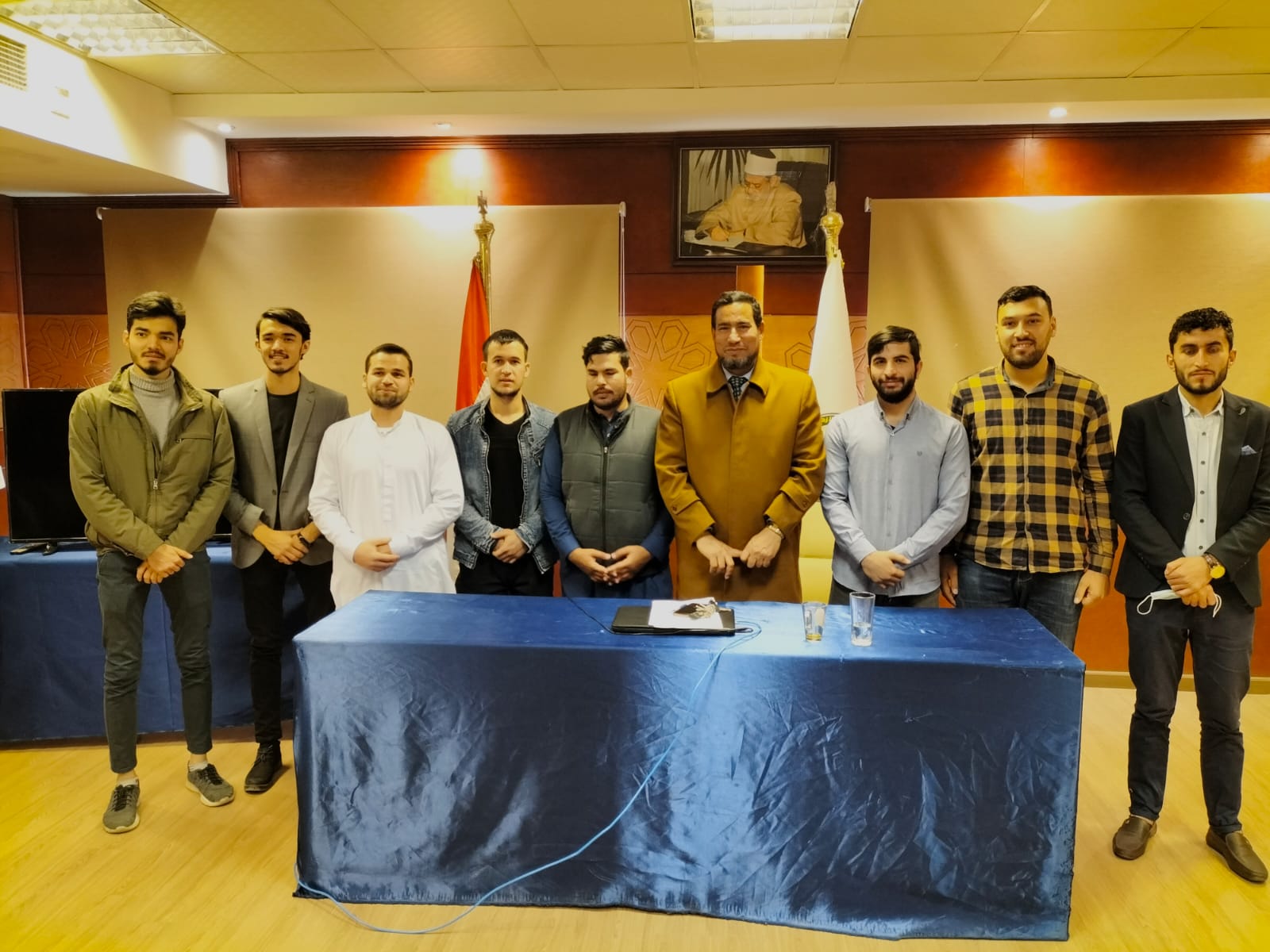 عميد أصول الدين يتوسط الطلاب 