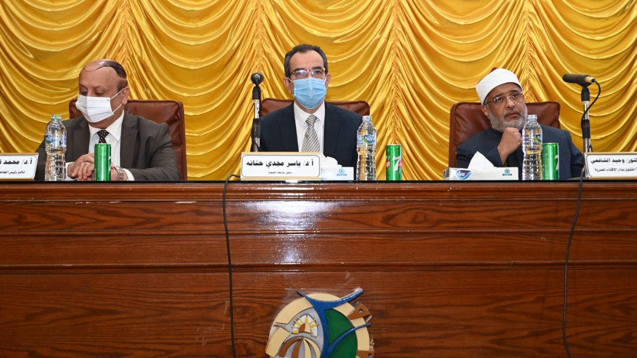 رئيس جامعة الفيوم أثناء الندوة