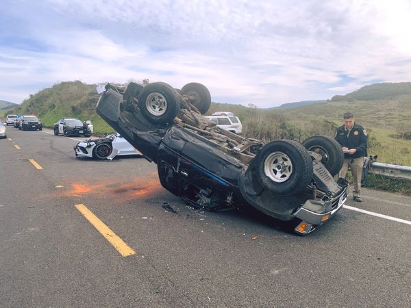 شيفرولية كورفيت C8 تصطدم بسيارة بيك أب تويوتا في حادث كبير