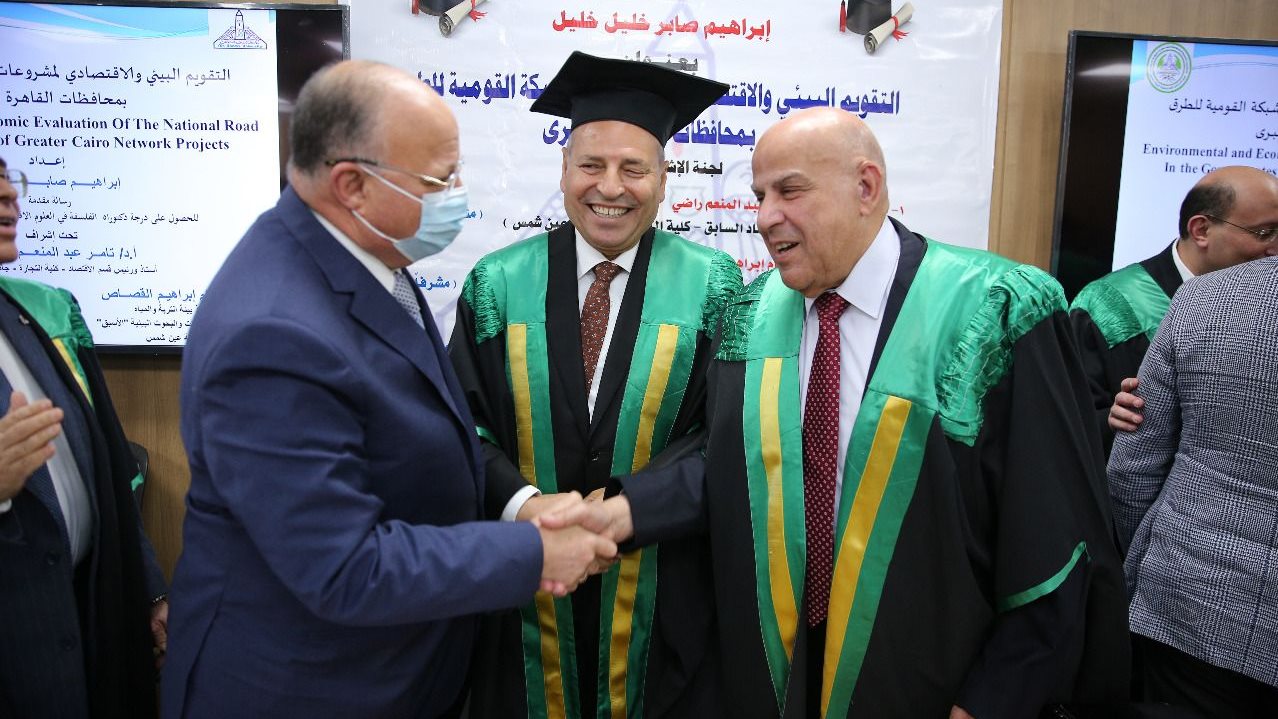 نائب محافظ القاهرة خلال مناقشة الدكتوراة 