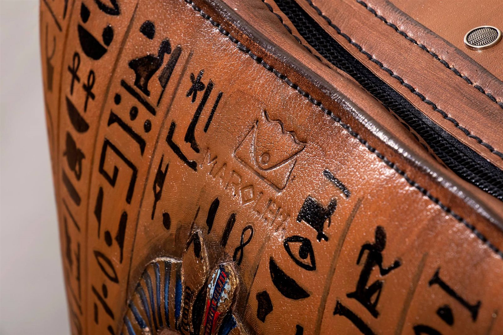 أول حقيبة سفر يدوية من الجلد  الطبيعي في العالم (4)