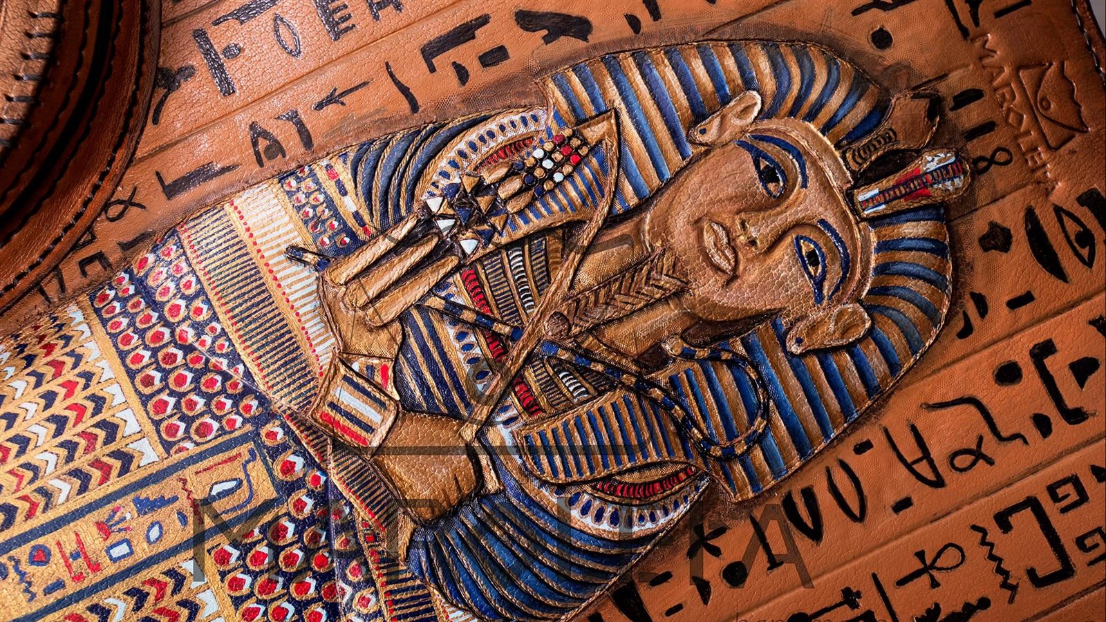 أول حقيبة سفر يدوية من الجلد  الطبيعي في العالم 