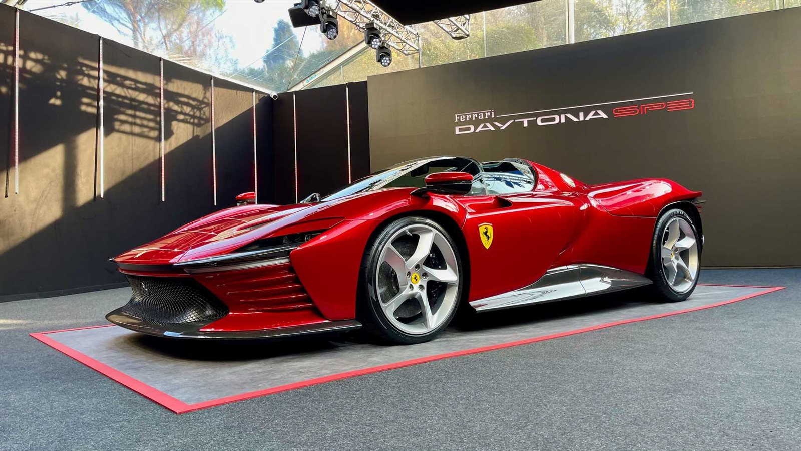 فيراري Daytona SP3 تتألق على الطريق رغم التمويه
