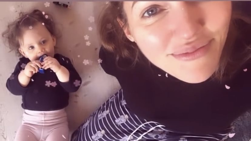 مريم اوزرلي و ابنتها 