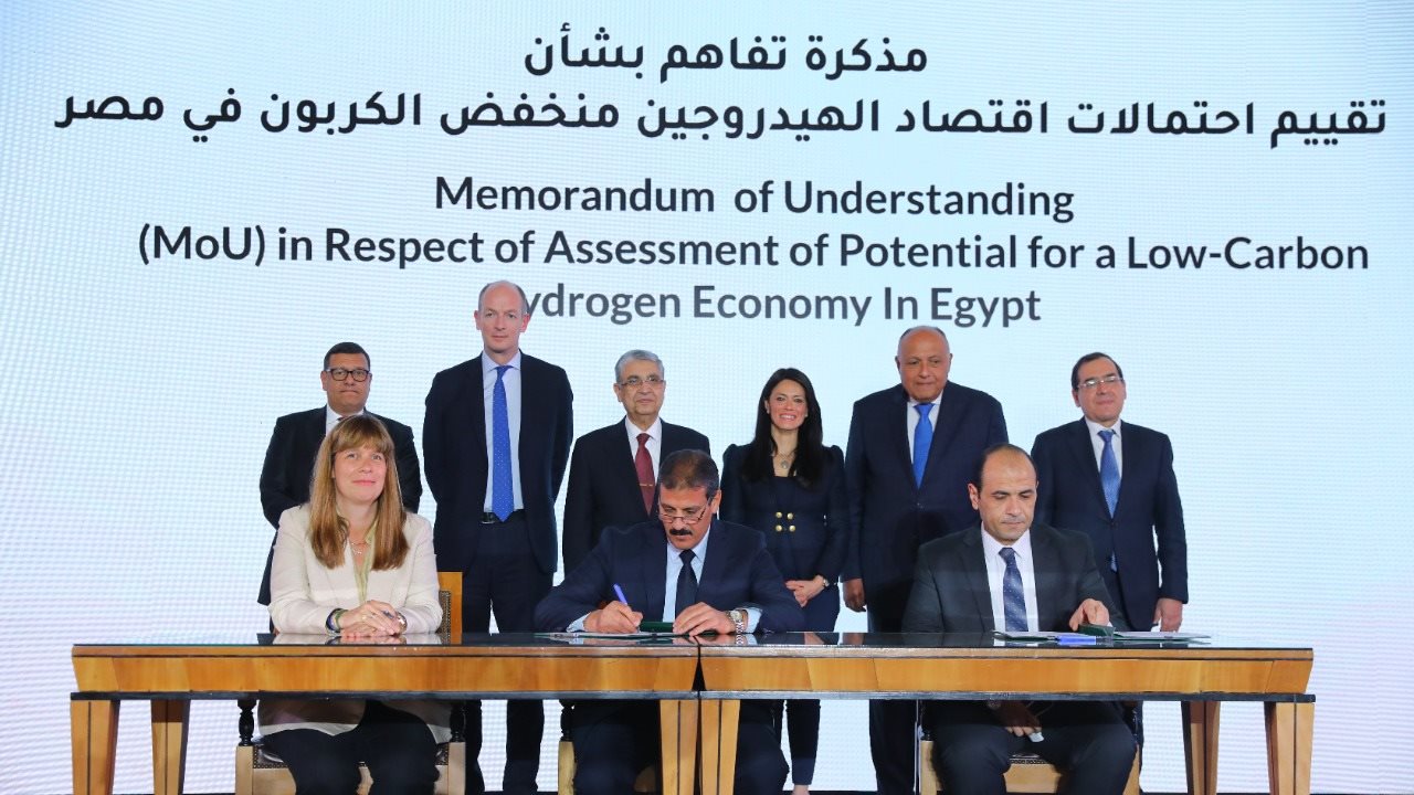 جانب من توقيع الاتفاقية جانب من توقيع الاتفاقية