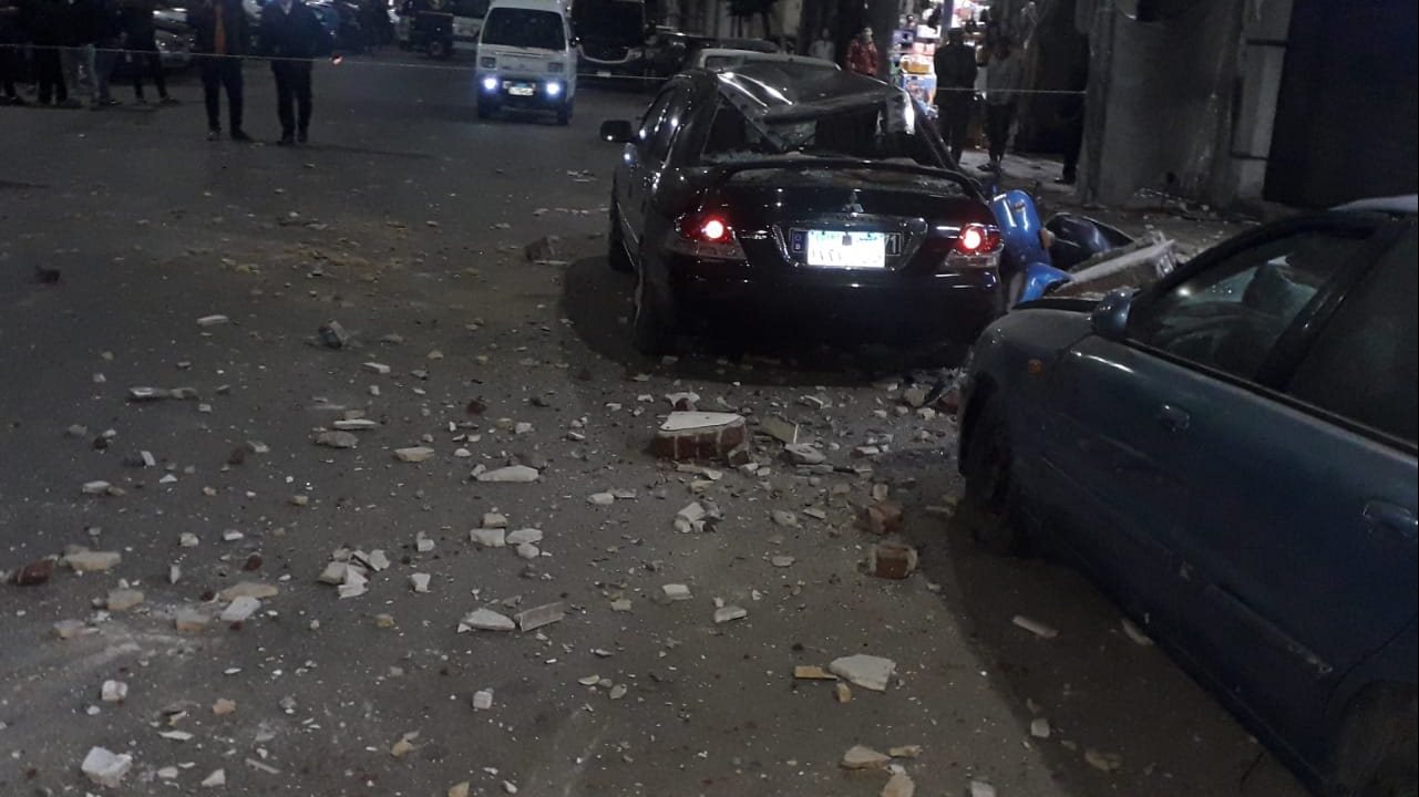 تحطم سيارتين أسفل عقار بالعطارين