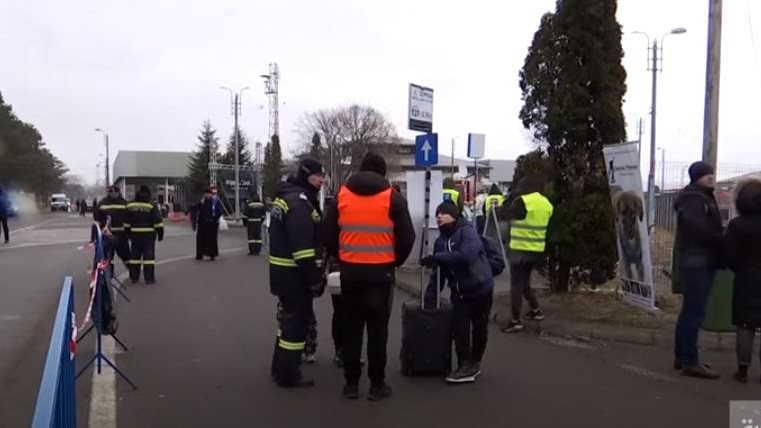 تدفق اللاجئين الأوكرانيين لحدود الدول المجاورة