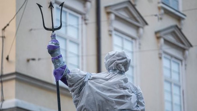 حماية تمثال الإله نبتون في ميدان العاصمة الأوكرانية