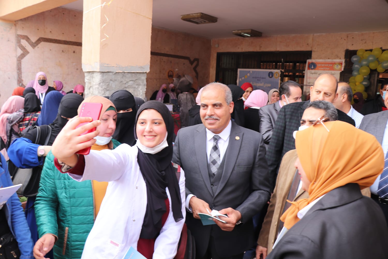رئيس جامعة الأزهر وسط الطالبات