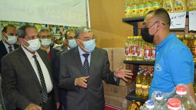 محافظ المنيا يطمئن على توافر السلع الغذائية 