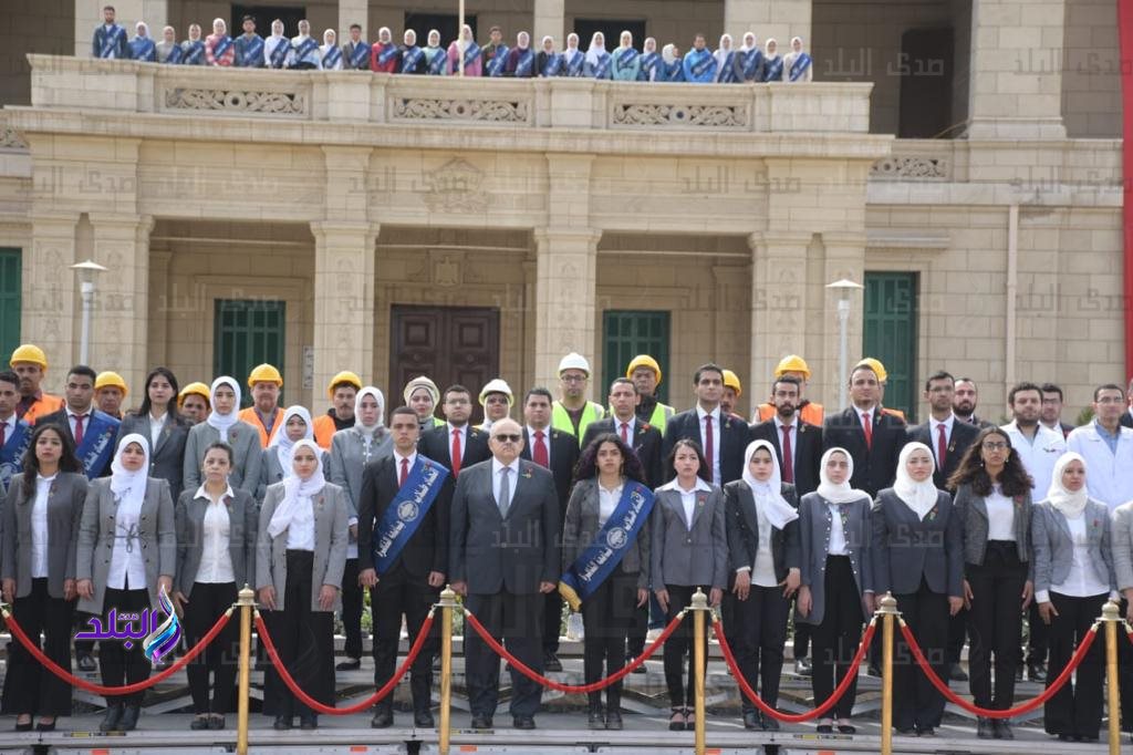 رئيس جامعة القاهرة يكرم أبناء الجامعة المشاركين فى الاحتفال بيوم الشهيد