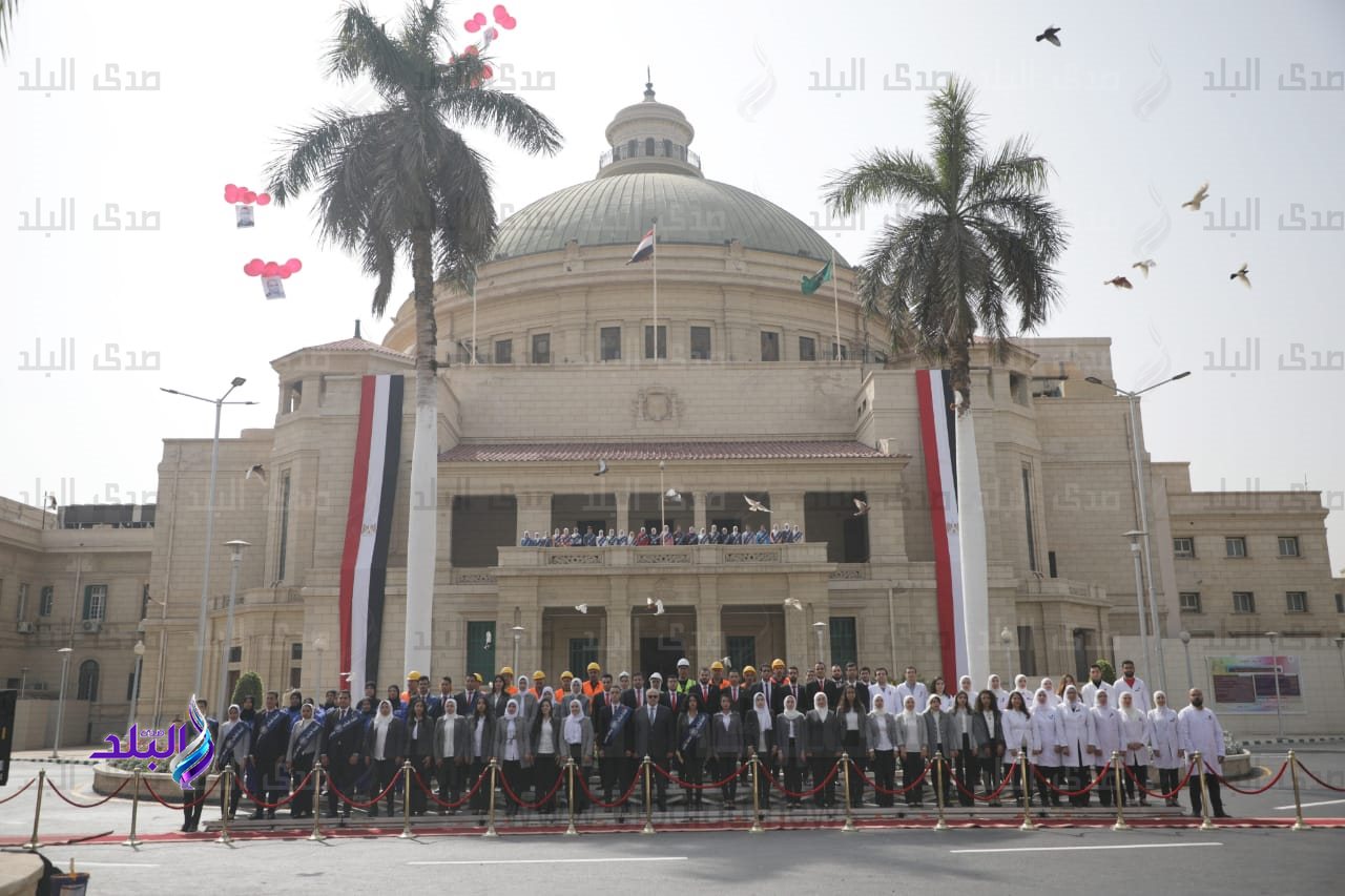 رئيس جامعة القاهرة يكرم أبناء الجامعة المشاركين فى الاحتفال بيوم الشهيد
