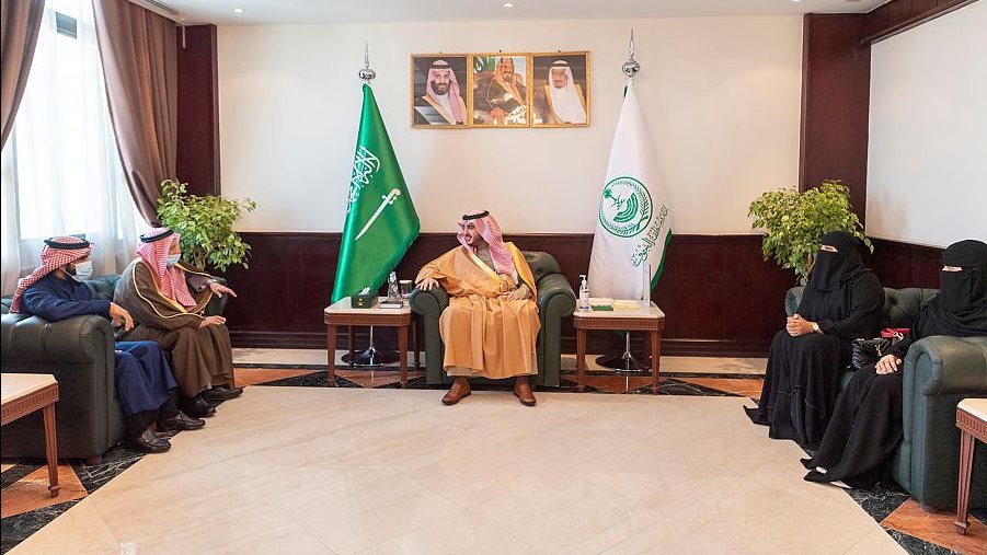  الأمير فيصل بن نواف يبحث تعزيز الاستثمارات 