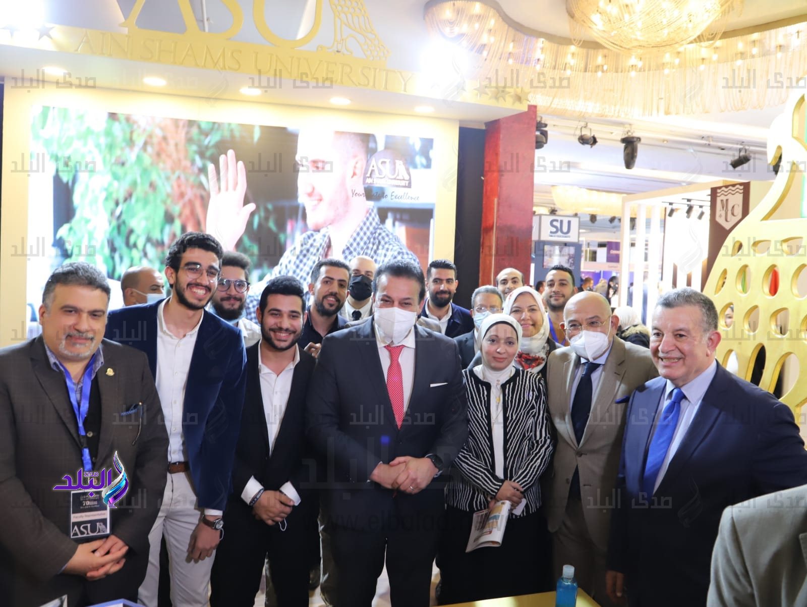 وزير التعليم العالي يتفقد جناح جامعة عين شمس