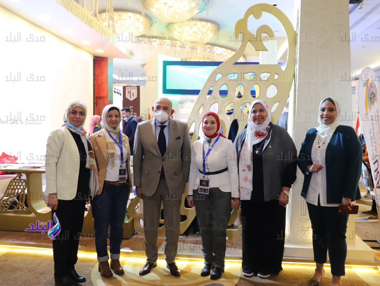 وزير التعليم العالي يتفقد جناح جامعة عين شمس