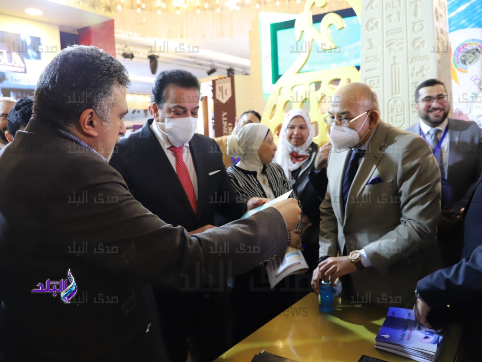 وزير التعليم العالي يتفقد جناح جامعة عين شمس