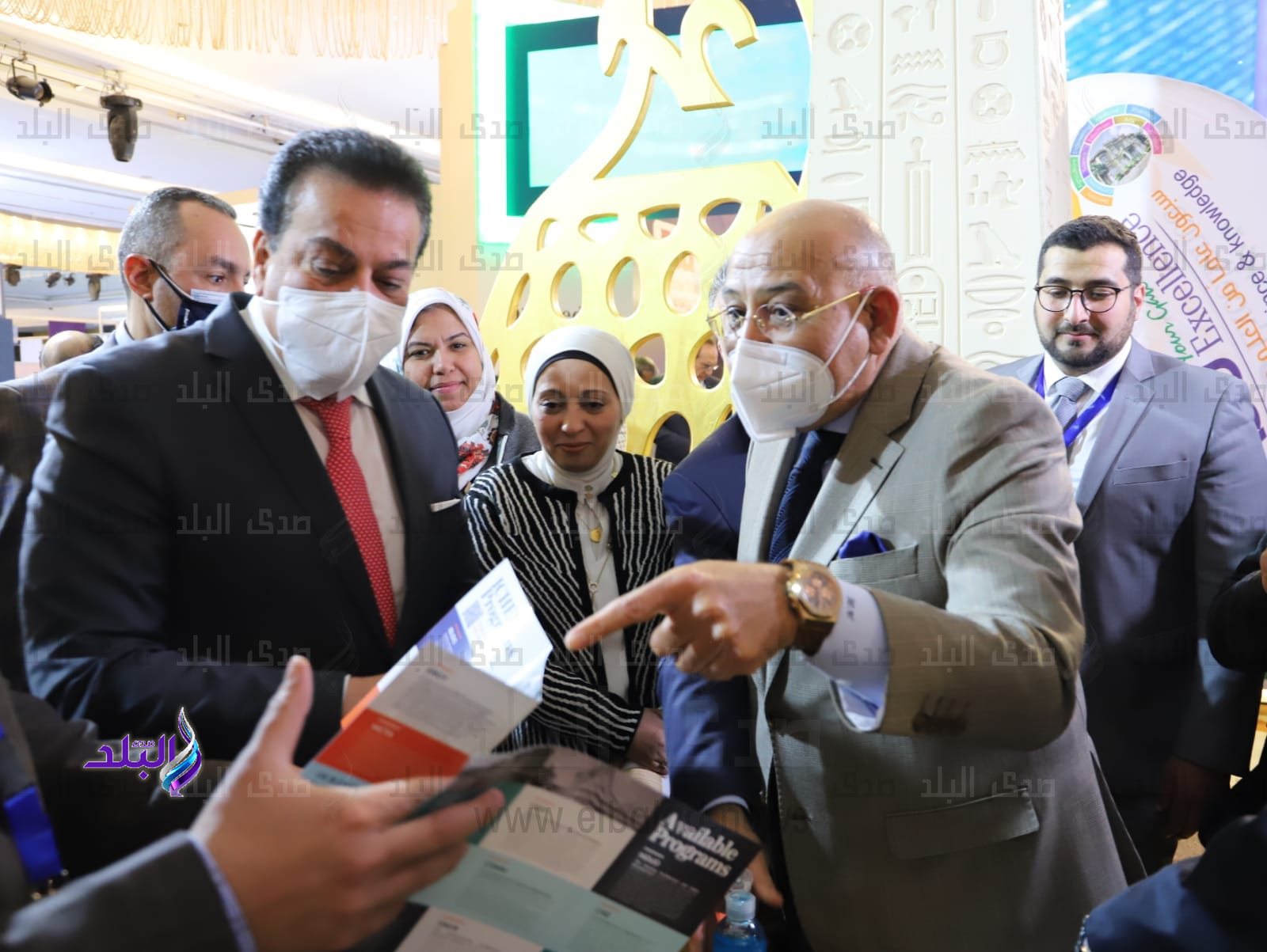 وزير التعليم العالي يتفقد جناح جامعة عين شمس