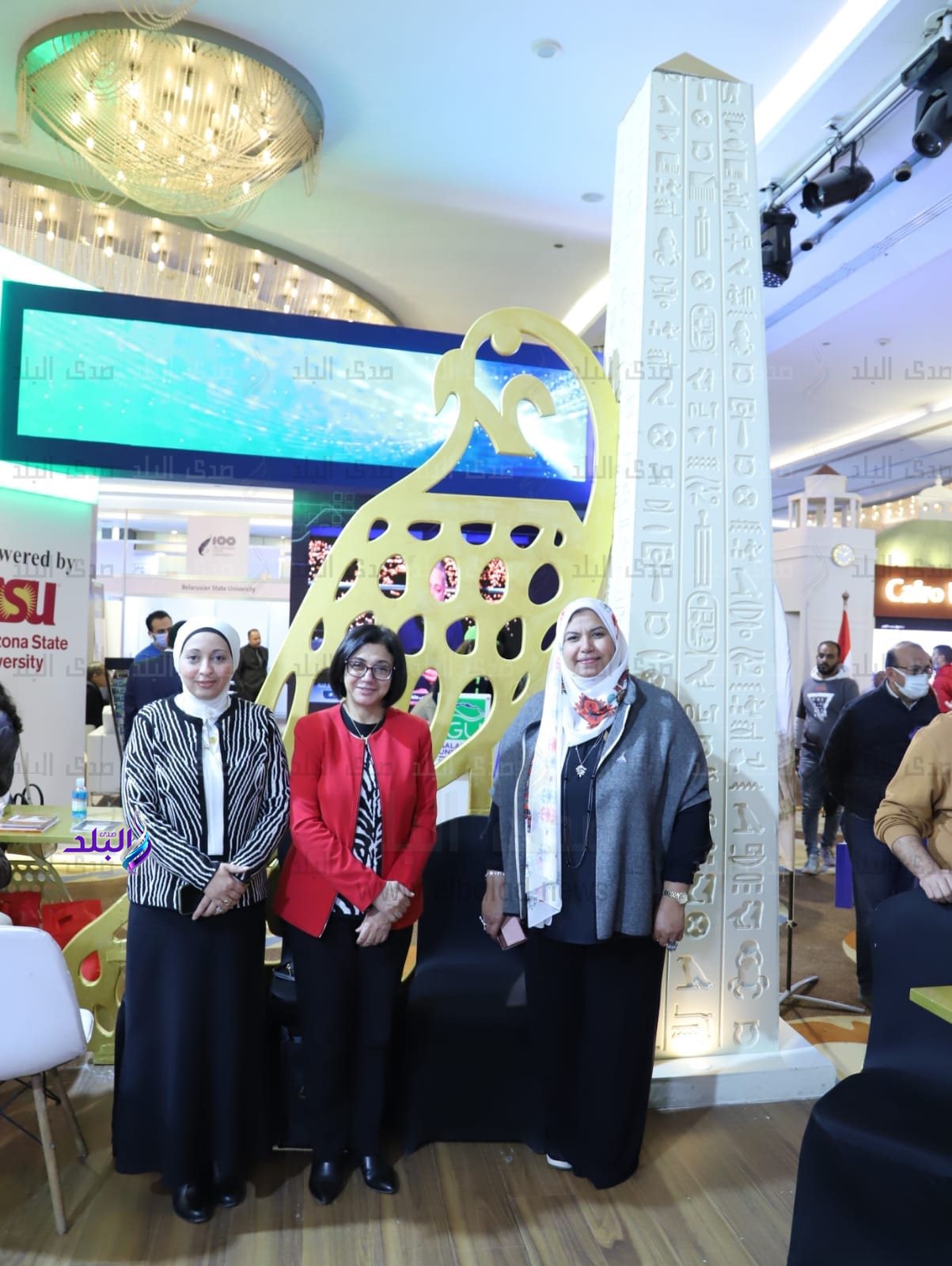 وزير التعليم العالي يتفقد جناح جامعة عين شمس