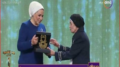تكريم انتصار السيسي لـ رجاء حسين  تكريم انتصار السيسي لـ رجاء حسين