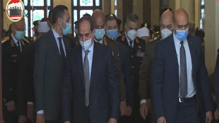 الرئيس السيسي يغادر مسجد المشير طنطاوى