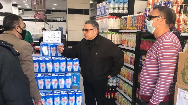 محافظ البحر الاحمر خلال الجولة