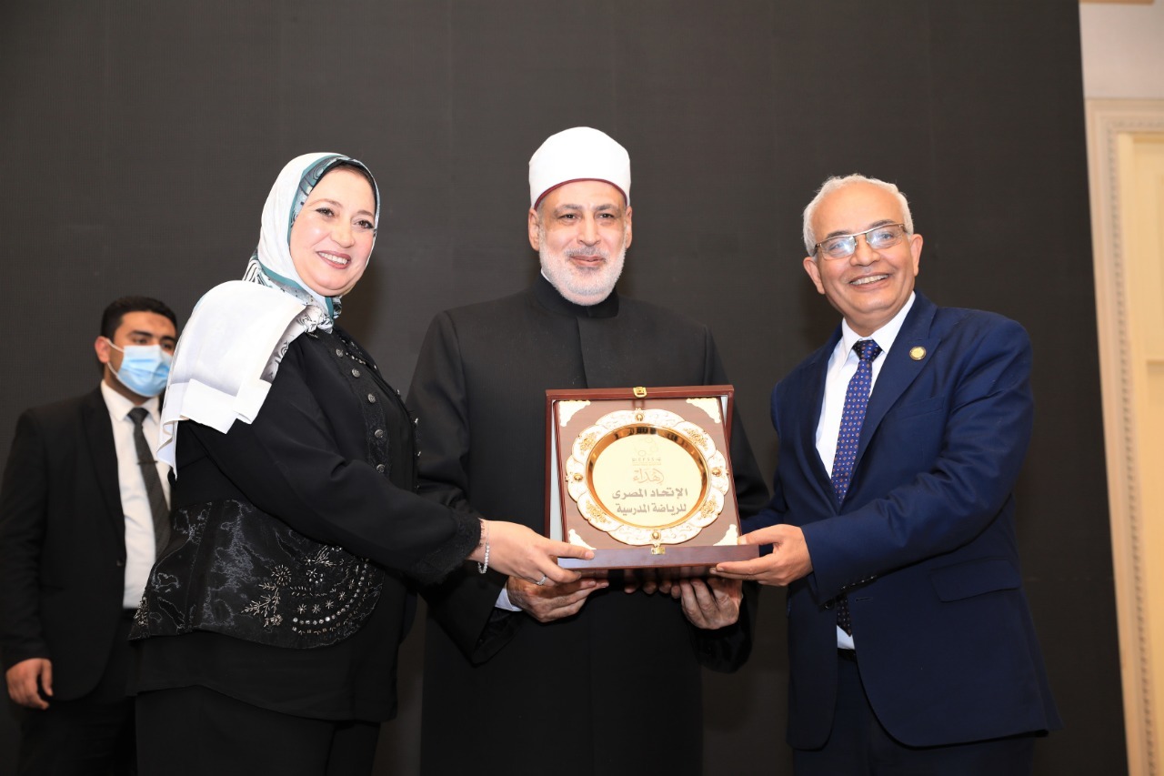 وكيل الأزهر أثناء تكريم الفائزين