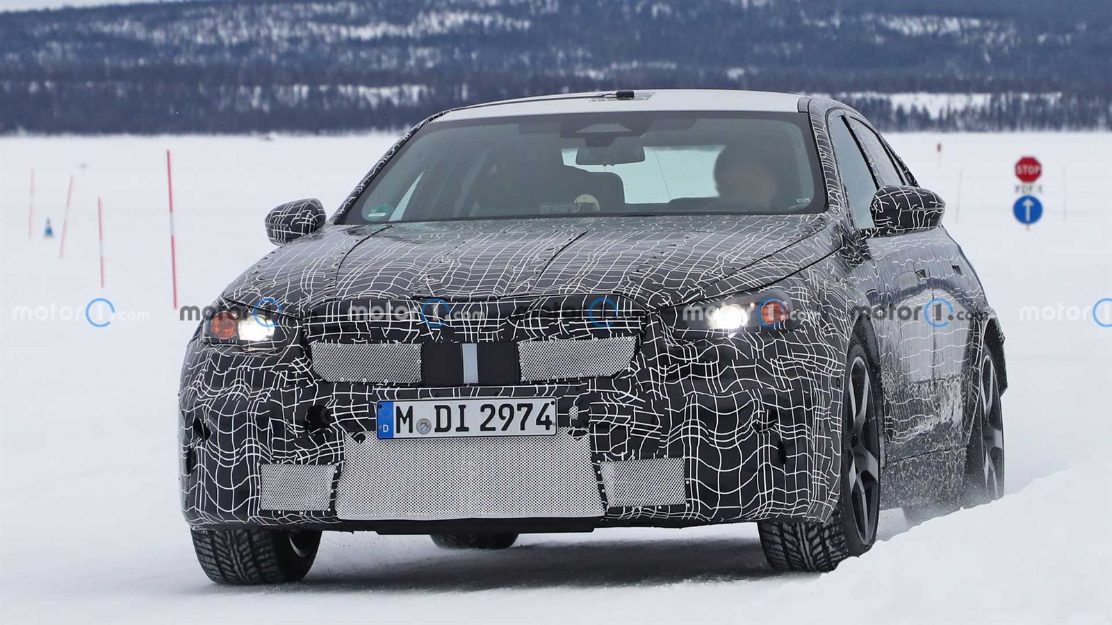 سيارة BMW M5 موديل 2024 تأتي بمحرك هجين