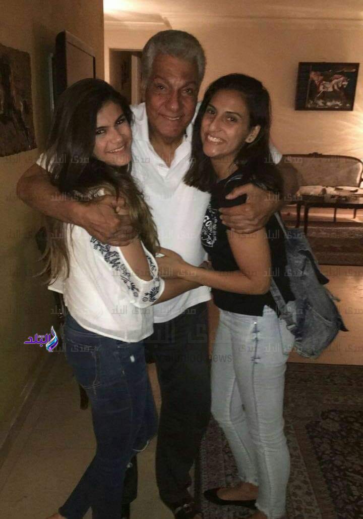 ابنة الفنانة سعاد نصر على اليمين بجوار والدها