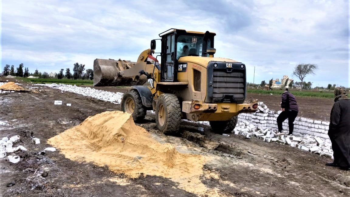 إزالة 7 حالات تعدي على الأراضي الزراعية بمركز المحلة