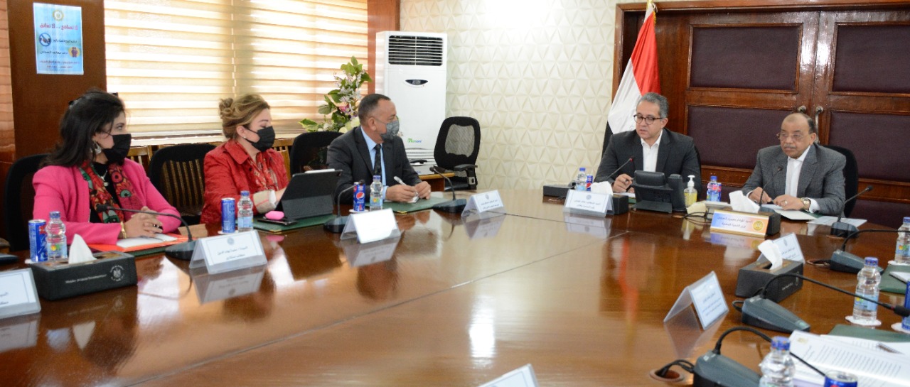 وزير السياحة والآثار ووزير التنمية المحلية 