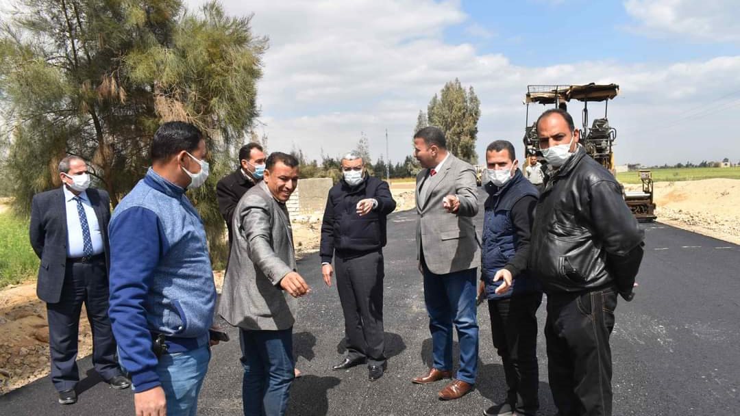 محافظ المنيا يتابع رصف الطرق 