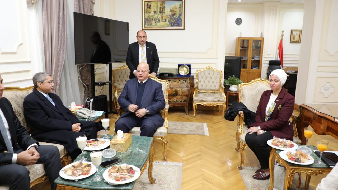 محافظ القاهرة خلال الاجتماع