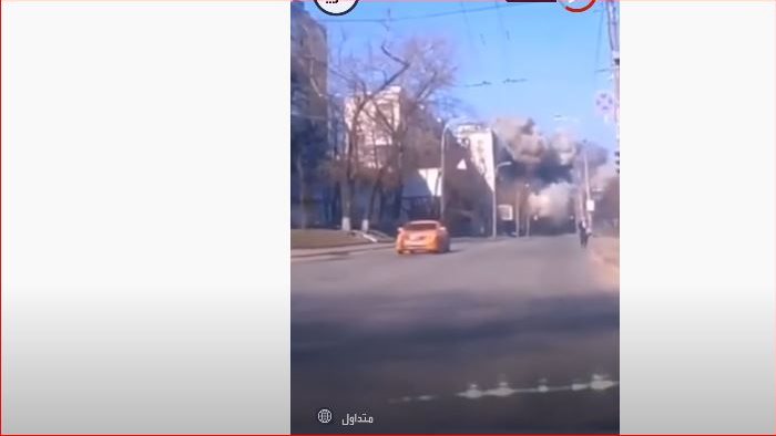 سقوط صاروخ روسي على أحد أحياء كييف 
