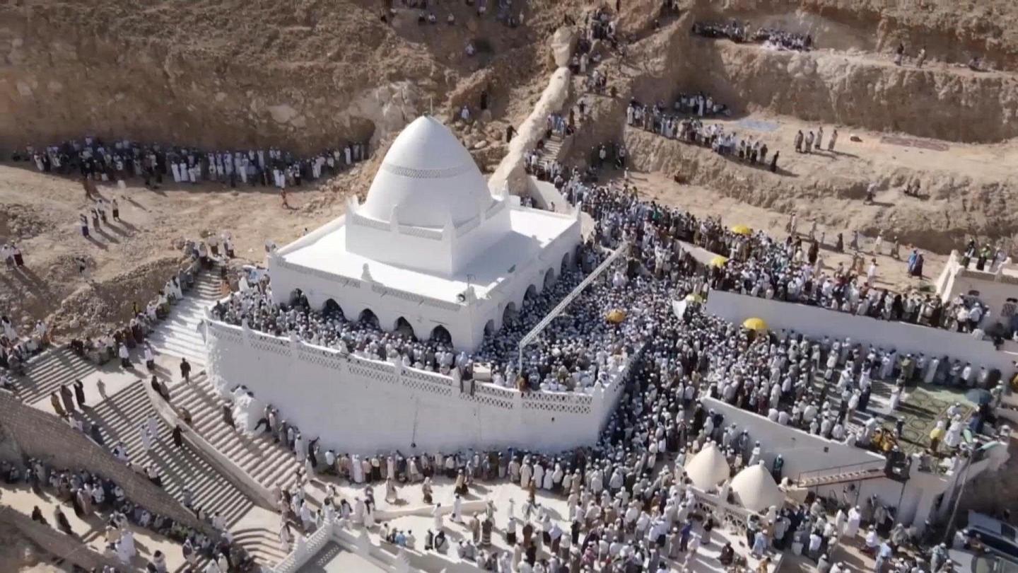 هل ورد في نصوص الشرع ما يدل على أن الأنبياء أحياء في قبورهم؟