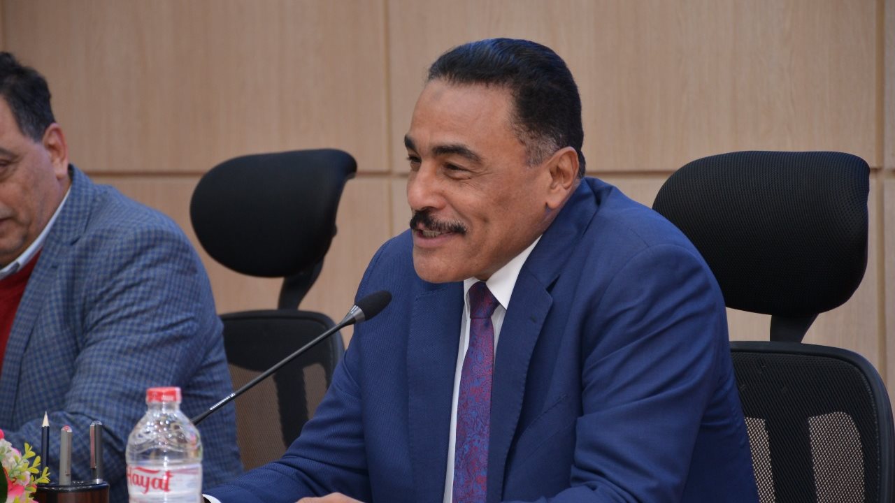 محافظ مطروح خلال الاجتماع 