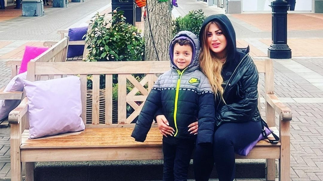 زوجة علي معلول وابنها كريم