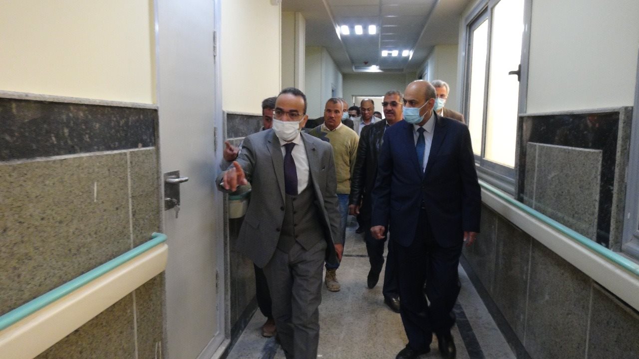 رئيس جامعة المنيا يتفقد مستشفيي الرمد والأطفال 