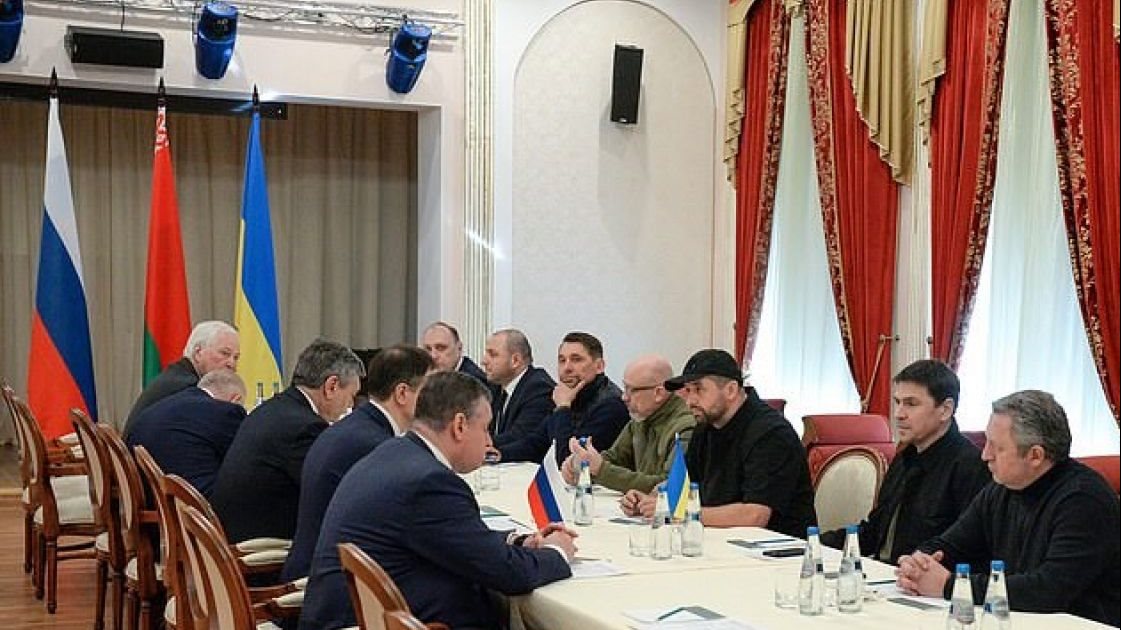 ميدينسكي ولافروف يعلنوا أخر تطورات التفاوض مع أوكرانيا 