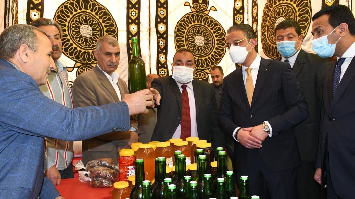 محافظ الفيوم أثناء افتتاح المعرض