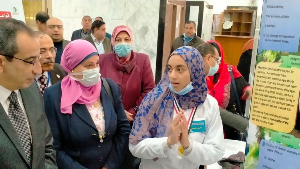 سماح ابراهيم ورئيس جامعة الفيوم أثناء المعرض