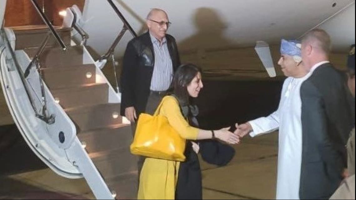 الصورة الأولى لوصول الرهينتين البريطانيتين إلى مسقط بعد إفرا