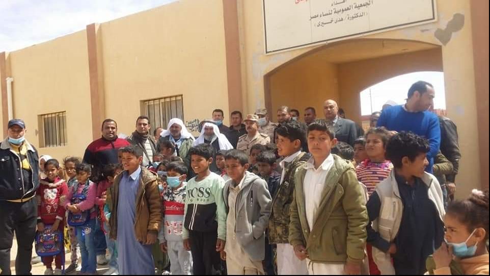 المواطنين في انتظار استلام المواد الغذائية 